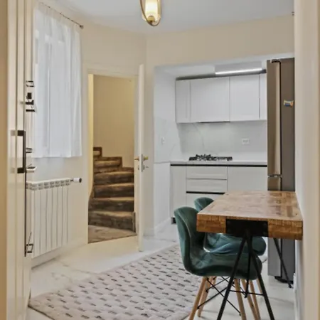 White Luxury House 빌라 부쿠레슈티